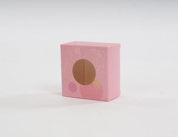 Stojak ekspozycyjny z różowym pudełkiem z kości słoniowej Kosmetyczne opakowanie na prezenty